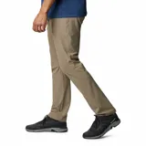 Pantalon de trekking Columbia color arena, con tecnologia de proteccion solar Omni-Shade y repelencia a la humedad Omni-Shield. Diseno de corte recto con tejido elastizado en cuatro direcciones.