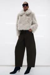 Jeans de tiro medio con corte balloon leg y largo al tobillo. Presenta diseño de cinco bolsillos, cintura con trabillas y cierre frontal con cremallera y botón metálico.