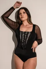 Body negro de lycra con escote cuadrado y mangas largas de microtul. Detalle frontal con puntilla combinada y ballenas. Broches en entrepierna con fundillo en algodón 100%.