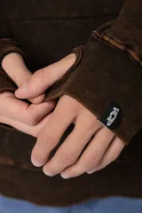 Buzo canguro de frisa gruesa con capucha, diseño oversize y acabado con efecto gastado. Presenta recortes horizontales en el frente y puños con elástico.