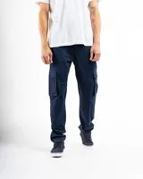 Pantalón cargo de algodón color azul marino, con corte clásico y bolsillos utilitarios laterales.