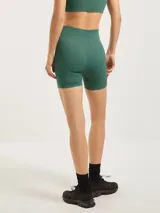 Calza biker de tiro alto, confeccionada en tejido acanalado sin costuras, color verde esmeralda.