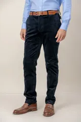 Pantalón de pana de corte recto custom fit, color marrón, con bolsillos laterales y cierre de botón y cremallera.