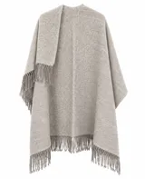 Ruana de lana merino color beige, con textura tejida y terminaciones de flecos en los bordes.