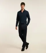 Camisa de vestir marrón oscuro, corte slim, de manga larga y cuello camisero.