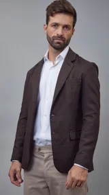 Saco azul de lana con solapa de muesca, cierre de dos botones y bolsillos de parche.