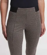 Pantalón legging con estampado cuadrillé en tonos marrones, cintura elástica contrastante y corte ajustado.
