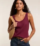 Blusa musculosa de ribana color blanco, con escote en U.