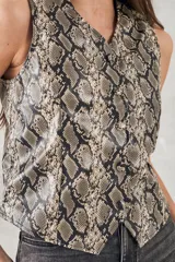 Chaleco con estampado de piel de serpiente, escote en V y corte al cuerpo.