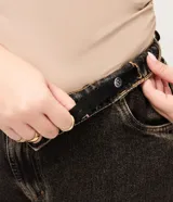 Pantalón wide de jean en color negro con lavado efecto desgastado, de tiro alto y corte amplio en las piernas.