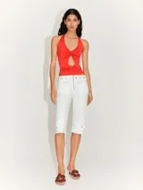 Top de tul color rojo, con diseño entallado, cuello halter con cierre de lazo y detalle de abertura frontal con fruncidos.