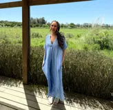 Vestido largo de lino color azul marino, con escote en V y mangas cortas amplias. Presenta un corte relajado y bolsillos laterales.