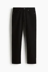 Pantalón de jean negro de corte recto y cinco bolsillos, con cintura estándar y cierre frontal.