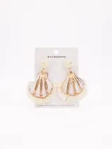 Aros colgantes con forma de concha marina, con detalles dorados y flecos de hilo color crema.
