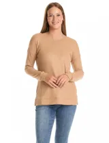 Remera de manga larga con textura tipo waffle, cuello redondo y corte recto con aberturas laterales en el ruedo.