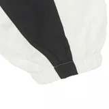 Campera deportiva Adidas modelo Santiago TT, con diseño de bloques de color en blanco, negro y verde. Presenta cierre frontal completo, cuello alto y las icónicas tres tiras de la marca en los laterales en color verde.
