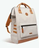 Mochila Cabaia modelo Adventurer Arequipa, de color beige con detalles en cuero sintético color suela. Cuenta con un bolsillo frontal con cierre, asas superiores de mano y diseño estructurado.