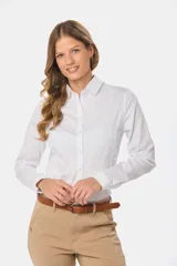 Camisa lisa de color blanco, de corte clásico y entallado, con mangas largas y cierre frontal con botones.