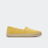Alpargata Toms color amarillo con plataforma de yute.