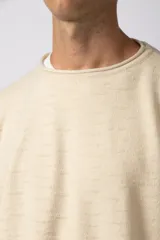 Sweater de punto liviano color negro con textura marcada, diseño de cuello redondo y calce holgado.
