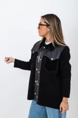 Camisa negra de tejido de punto en lana con detalles en cuero en la parte superior.