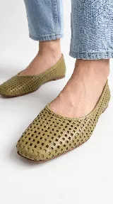 Chatitas de cuero color verde pistacho con diseño calado geométrico en toda la superficie y punta cuadrada.