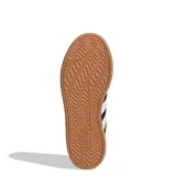 Championes urbanos Adidas Grand Court Alpha, color negro con las tres tiras laterales en blanco, suela blanca con base marrón.