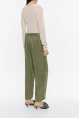 Pantalón negro de lino, estilo jogger, con largo tobillero, cintura fruncida con cordones y bolsillos laterales con vivo.