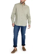 Camisa manga larga color verde oliva, confeccionada en popelina 100% algodón orgánico. Cuenta con cuello camisero, cierre frontal con botones de madera, bolsillo en el pecho con logo bordado y mangas ajustables con botones.