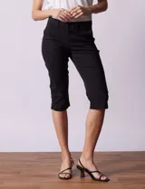 Pantalón capri de denim elastizado, color celeste.