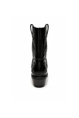 Bota estilo texana de caña media, color negro, con costuras decorativas y bordados en tono sobre tono. Cuenta con taco bloque y puntera perfilada.
