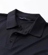 Camisa polo masculina de manga corta, confeccionada en tejido técnico de poliamida con elastano. Presenta cuello inglés con tapeta de tres botones, ofreciendo propiedades de secado rápido, elasticidad y confort térmico.