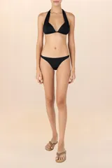 Top de bikini negro con diseño halter y tiras anchas que se anudan al cuello.