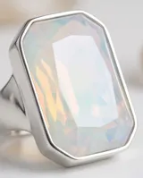 Anillo de acero con piedra central facetada de forma rectangular en tono blanco translúcido.