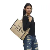 Bolso tote de gran tamaño confeccionado en tejido jacquard, color negro con letras en contraste. Presenta cierre superior con cremallera, doble asa superior y diseño espacioso con múltiples bolsillos interiores.