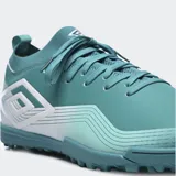 Championes de fútbol Umbro Vibe TF color celeste con detalles en blanco.