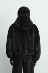 Cazadora bomber reversible de corte relajado confeccionada en tejido técnico. Presenta capucha con interior de pelo sintético, cierre frontal con cremallera de doble dirección, bolsillos laterales y puños y bajo con acabado en rib elástico.