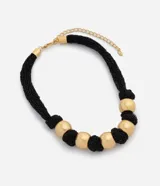 Collar maxi confeccionado con una combinación de tejido negro texturizado y grandes esferas metálicas doradas intercaladas.