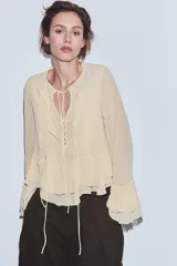 Pantalón cargo de tiro medio confeccionado en algodón, con diseño de pierna tipo balloon. Presenta bolsillos laterales de plastrón con solapa y botones a presión, trabillas en la cintura y detalle de trabilla con botón en el bajo.
