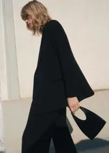 Pantalón de tiro medio y corte recto, color negro, de estilo sastrero.