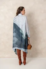 Vestido tipo túnica de corte asimétrico, con diseño abotonado y mangas largas confeccionadas en microtul. Presenta un estampado abstracto en tonos azules y verdes. Versátil, puede utilizarse como vestido, túnica o camisa larga.