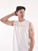 Musculosa azul oscuro con cuello redondo y sisas amplias. Estampa frontal con la frase "Make your own story" y "Don't let anyone hold the reins of your life".