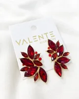 Par de aros colgantes con forma de flor, con engarce dorado y piedras de fantasía color rojo rubí.