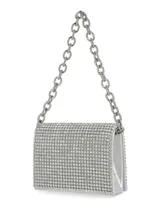 Cartera plateada cubierta de strass, con asa de cadena metálica removible, bolsillo interior y cierre con botón imantado.