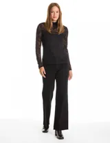 Blusa de encaje negro con cuello alto y mangas largas. Incluye musculosa interna a tono para mayor cobertura.