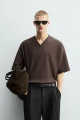 Sudadera de corte boxy fit, color marrón oscuro, con cuello en pico acabado en rib y manga corta.