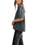 Sweater tipo camiseta color gris jaspeado, de corte holgado y mangas cortas. Tejido de poliéster, acrílico y poliamida.