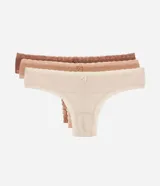 Kit de tres bombachas tipo hilo dental confeccionadas en microfibra, con detalles de encaje en los bordes y un pequeño lazo decorativo al frente. El set incluye tres tonos neutros: beige, marrón claro y marrón oscuro.