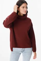 Sweater de punto con cuello polera, de corte holgado y mangas largas con puños acanalados.