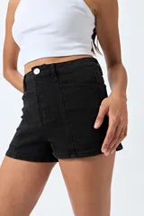 Short de jean negro de tiro alto con costuras verticales en el frente.